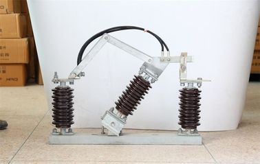 Safety Vertical Break Disconnect Switch 11KV 630A Porcelain Material Type