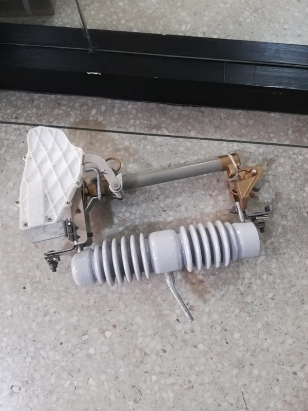 IEC standard high voltage 11kv Porcelain Drop Out Fuse with arc-extinquishing chamber